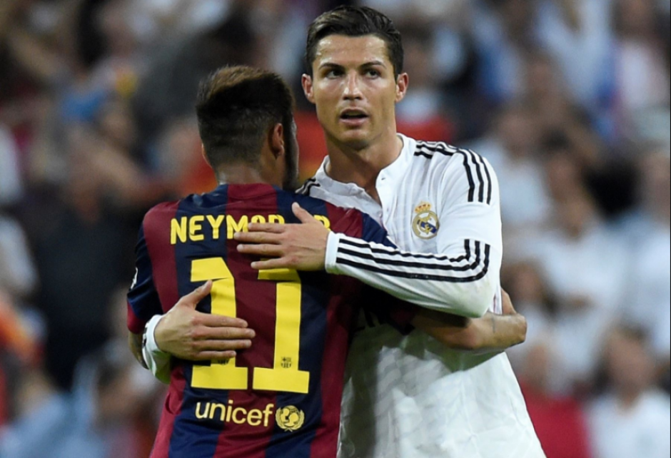 Cristiano y Neymar se abrazan durante un cl&aacute;sico. (Foto: Andina.com)