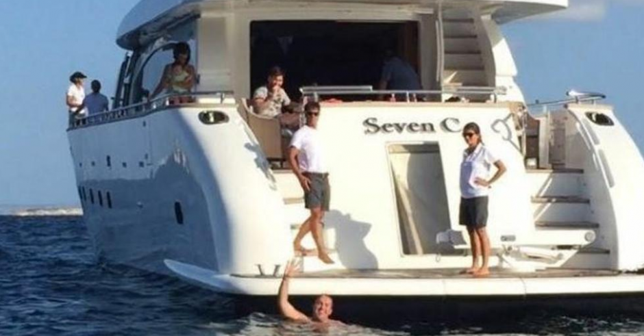 El sonriente aficionado frente al yate; Messi est&aacute; sentado. (Foto: @SC_espn)