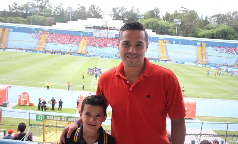 El diputado acudi&oacute; al estadio Mateo Flores para disfrutar del partido entre Municipal y San Lorenzo de Almagro. (Foto: Luis Barrios/Soy502)