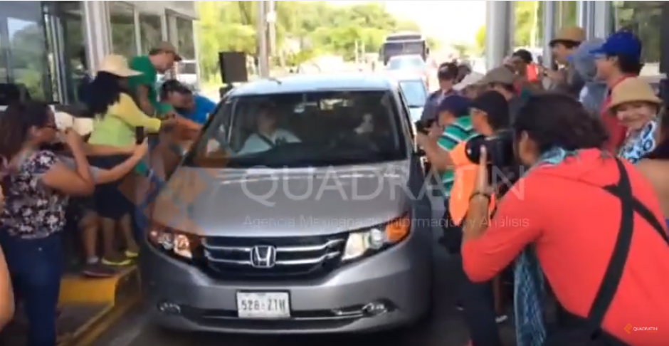 Maestros que protestaban en la autopista hacia Acapulco, ceden el paso a "Chabelo" y el video se hizo viral. (Foto: Captura de YouTube)