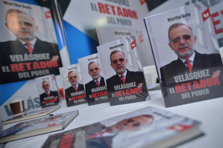 El libro titulado "Vel&aacute;squez, el retador del poder" posee un stand completo en Filgua. (Foto: Wilder L&oacute;pez/Soy502)