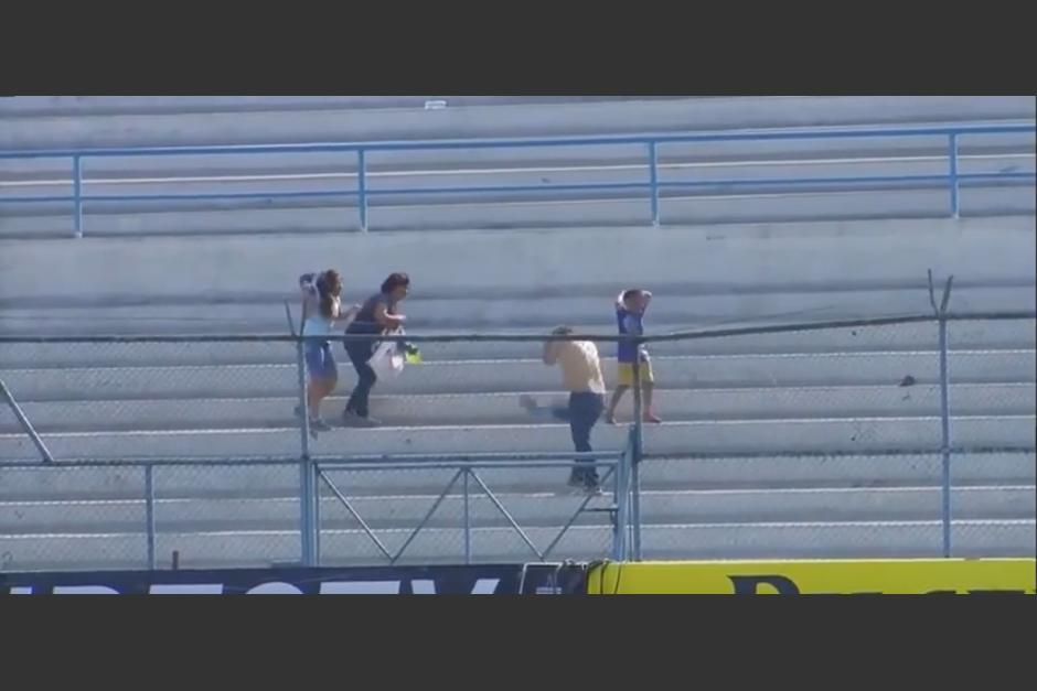 Los aficionados huyeron hacia dentro del estadio. (YouTube)