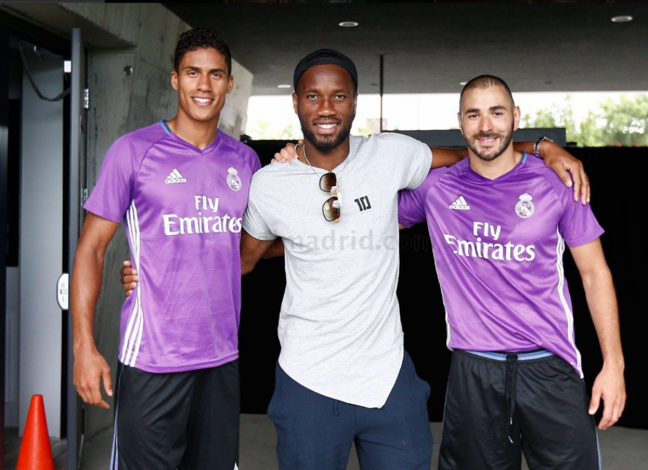 Didier Drogba, con Varane y Benzema (RealMadrid.com)
