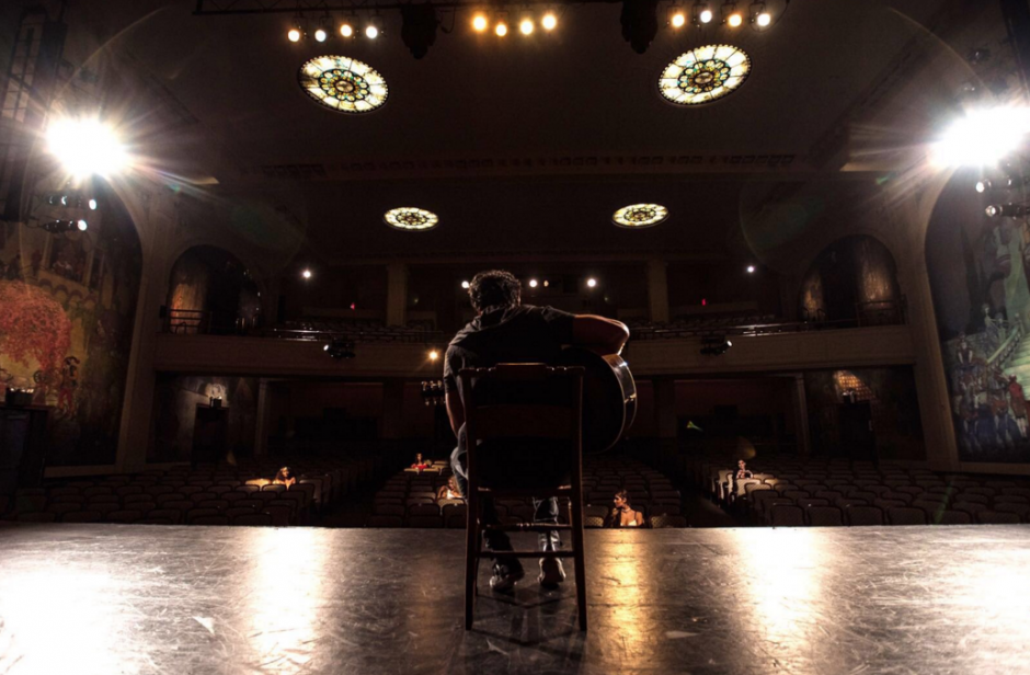 Por medio de su cuenta de Twitter, Ricardo Arjona ha ido presentando piezas del video "Nada es como t&uacute;". (Foto: Ricardo Arjona)