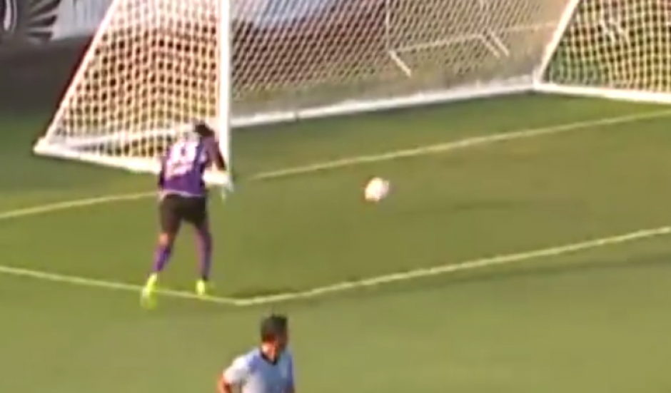 El guardameta no control&oacute; el bal&oacute;n y todo termin&oacute; siendo un desastre. (Foto: mundodeportivo.com)