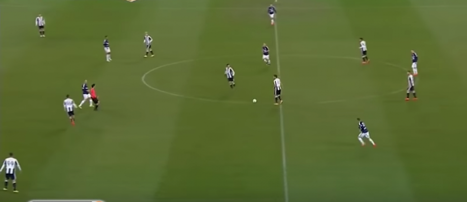 Desde all&iacute; le peg&oacute; el joven defensa Carlos Blanco (YouTube)