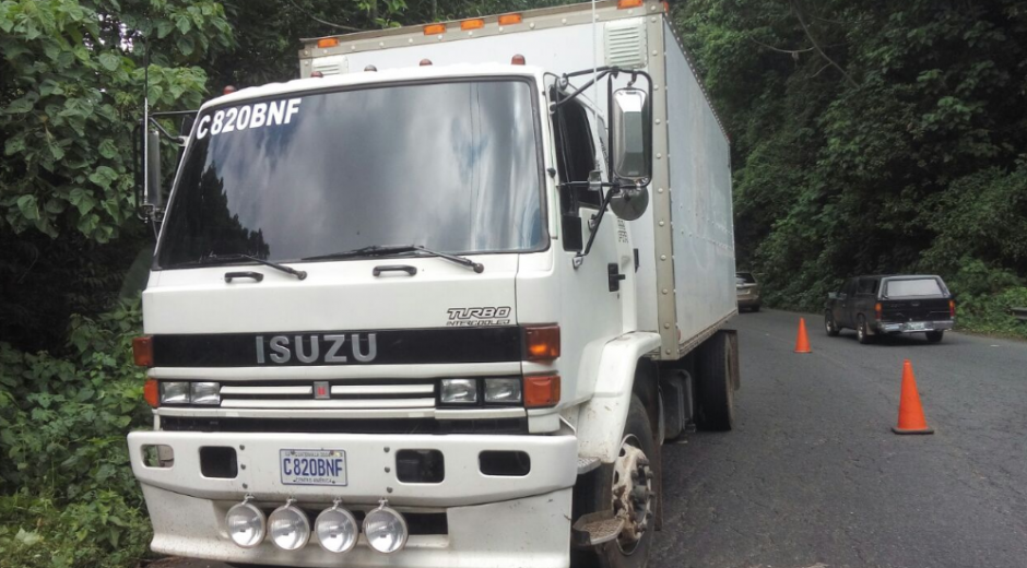 El cargamento iba de Escuintla a Quetzaltenango en ese cami&oacute;n. (Foto: PNC) 