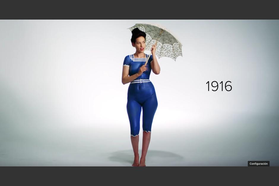 La historia de los trajes de ba&ntilde;o muestra c&oacute;mo ha evolucionado esta prenda para la playa. (Captura YouTube)