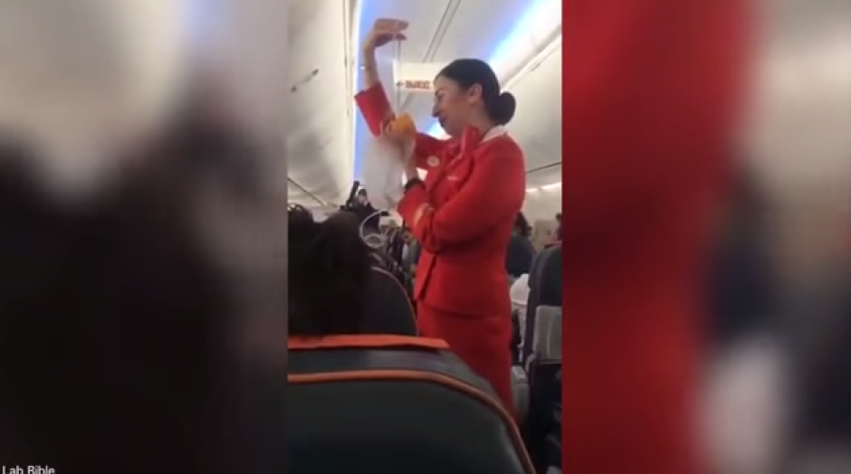 La azafata comienza su demostraci&oacute;n pero le gana la risa. (Foto: Captura de YouTube) 