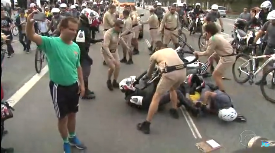 Un hombre se acerca con su tel&eacute;fono y registra de manera peculiar el incidente. (Captura Youtube)