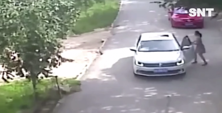 La mujer va en el auto pero se baja para conducir. (Foto: Captura YouTube)