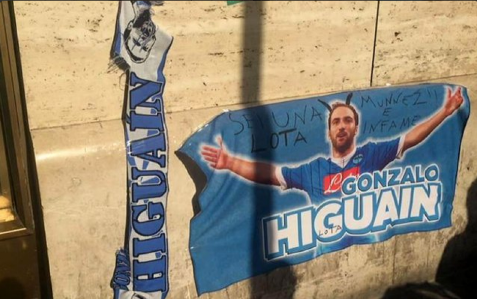 Las pancartas que aparecieron en las calles napolitanas (Twitter)