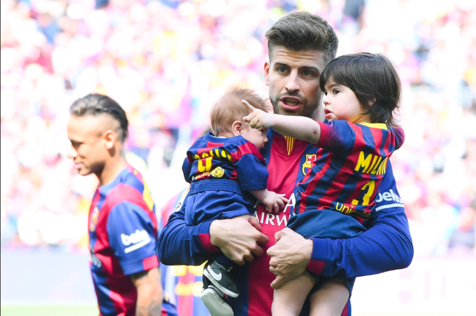 Gerard Piqu&eacute; con sus dos hijos, Milan y Sasha (Foto: FCB)