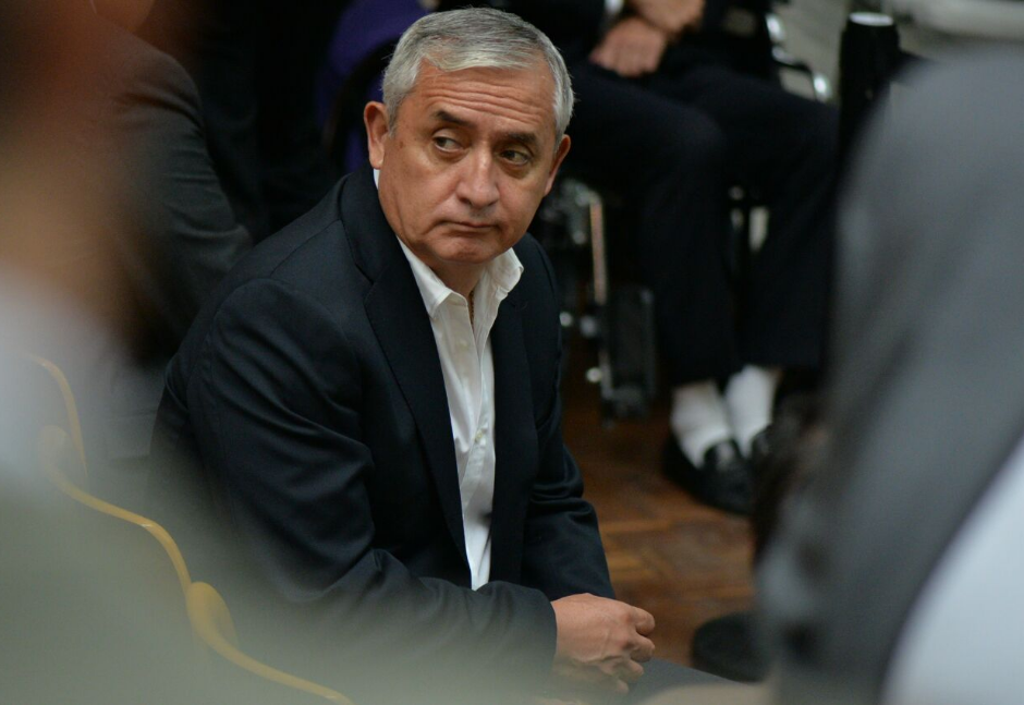 Otto P&eacute;rez Molina escucha los argumentos del juez G&aacute;lvez. (Foto: Wilder L&oacute;pez/Soy502)
