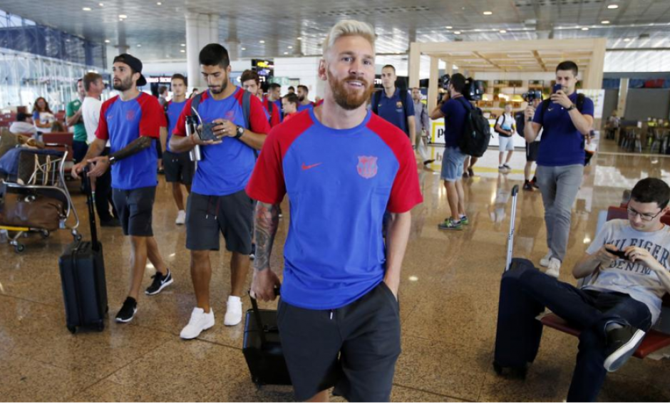 Leo Messi y su nuevo pelo, en el aeropuerto de Barcelona (Foto: FCB)