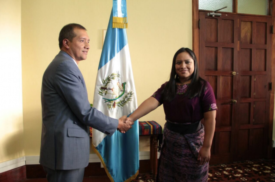 Francisco Rivas Lara jurament&oacute; a la nueva funcionaria. (Foto: Mingob) 