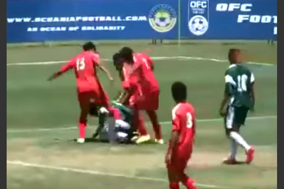 Los defensores comenzaron a patear al jugador que no quer&iacute;a soltar el bal&oacute;n. (Imagen: Captura de pantalla)