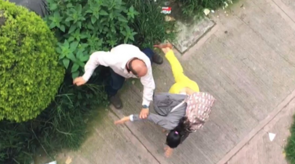 Los peatones piden respeto al paso de cebra y el conductor los agrede. (Imagen: Captura de YouTube) 