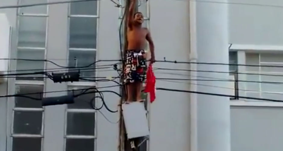 Un hombre muri&oacute; electrocutado tras subirse a un poste de energ&iacute;a el&eacute;ctrica en Brasil. (Imagen: Captura de pantalla)