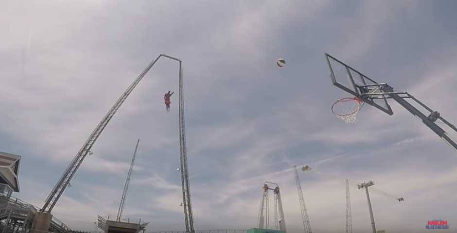 A 35 metros de altura, Bull Bullard anot&oacute; una canasta. (Captura de Pantalla)