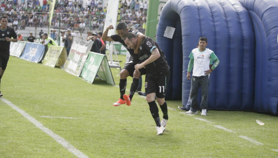 Emiliano L&oacute;pez celebra su gol tempranero. (Foto: Cremas Oficial)