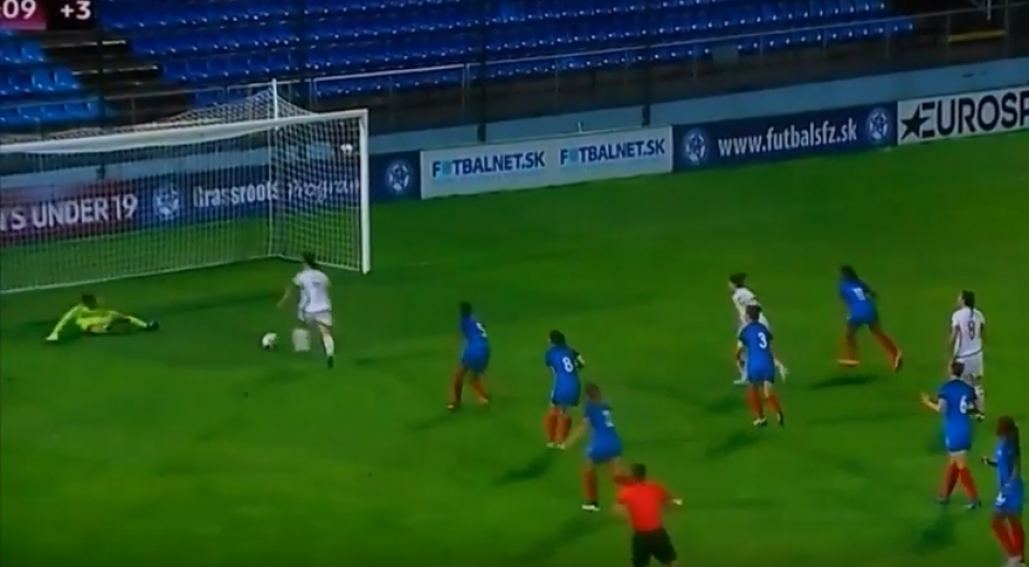 As&iacute; de cerca estuvo la jugadora, pero fall&oacute; por encima. (Captura de Pantalla)