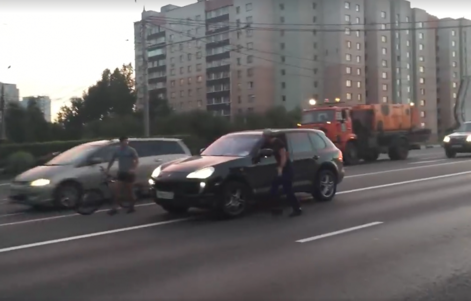 Primero, el piloto de un veh&iacute;culo intercepta a un ciclista. (Foto: Captura de pantalla)