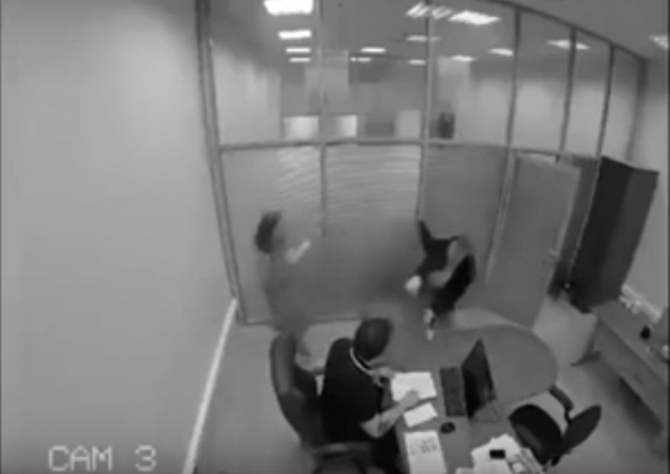 Este hombre se enter&oacute; que gan&oacute; la loter&iacute;a y atac&oacute; a su jefe con gas pimienta. (Foto: Captura de Youtube)