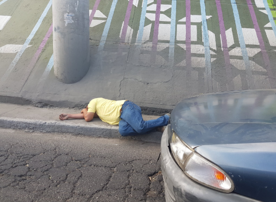 Un hombre se qued&oacute; dormido en plena v&iacute;a p&uacute;blica. (Foto: Twitter/@HugoAlbizures)