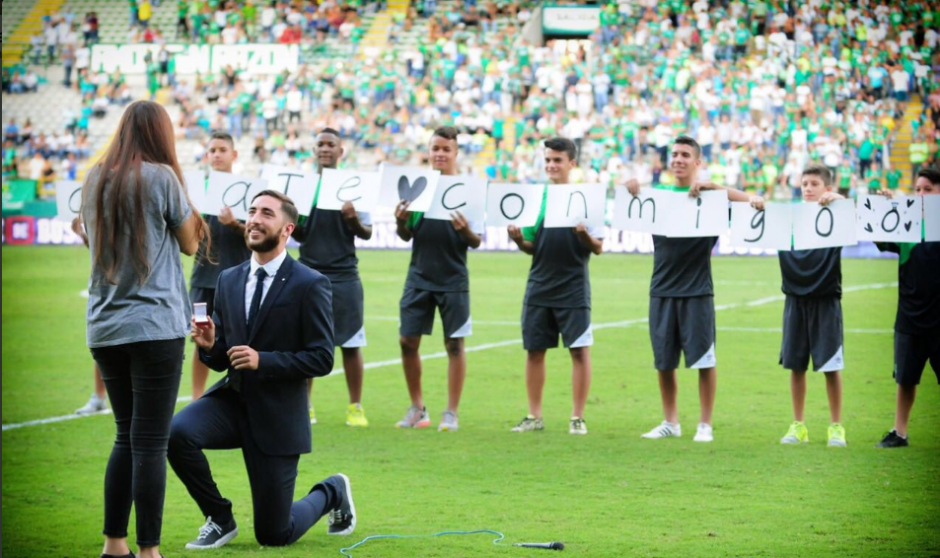 As&iacute; le pidi&oacute; Luis Calder&oacute;n la mano a su novia. (Foto: Dep. Cali)