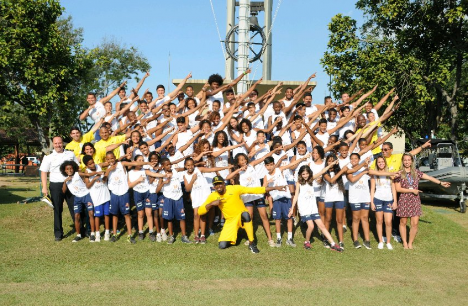 Los ni&ntilde;os posaron con Usain Bolt e hicieron su se&ntilde;al de victoria. (Twitter)