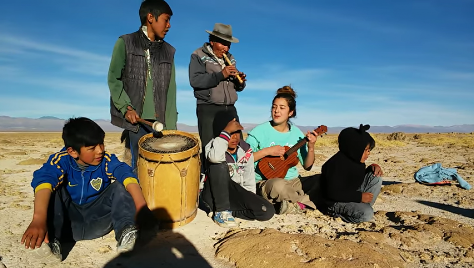 El grupo musical improvisado hace una nueva versi&oacute;n de la canci&oacute;n "Picky" de Joey Montana. (Captura Youtube)