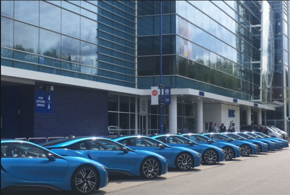 La fila de los nuevos BMW i8 de los jugadores del Leicester (Foto: Mirror.uk)