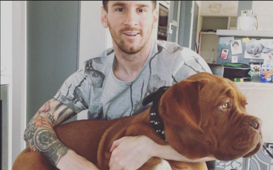 Leo con su  "perrito", Hulk (Foto: Twitter/Messi)