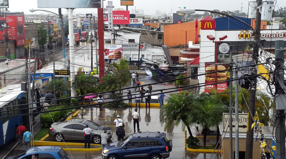 Una valla gigante cayó por las lluvias. (Foto: Twitter/@DTransitoPNC)