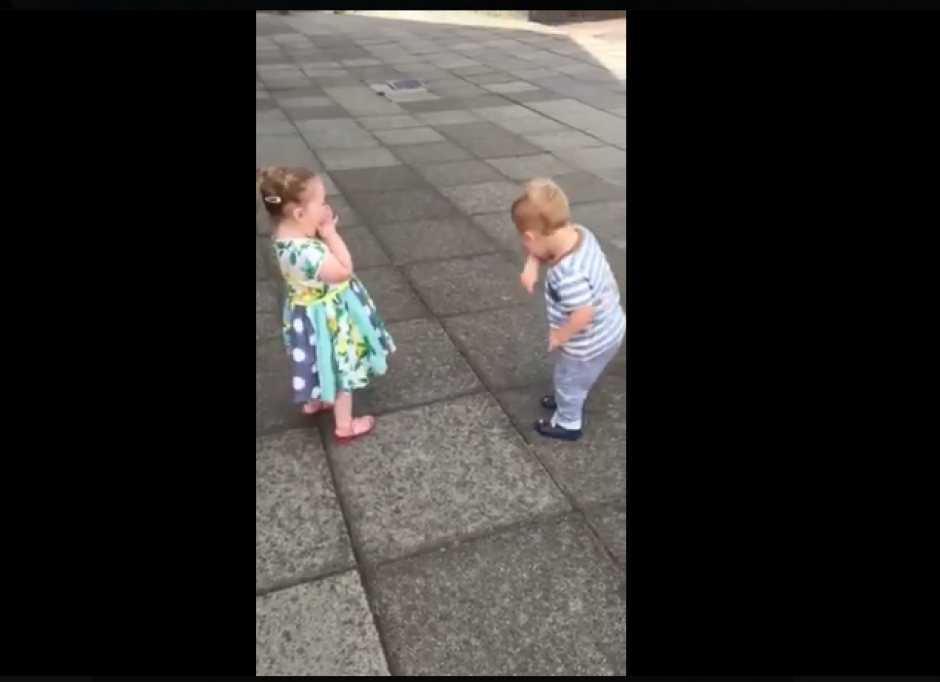 Los ni&ntilde;os se besan y su reacci&oacute;n es incre&iacute;ble. (Foto: Captura Facebook/Pretty 52)