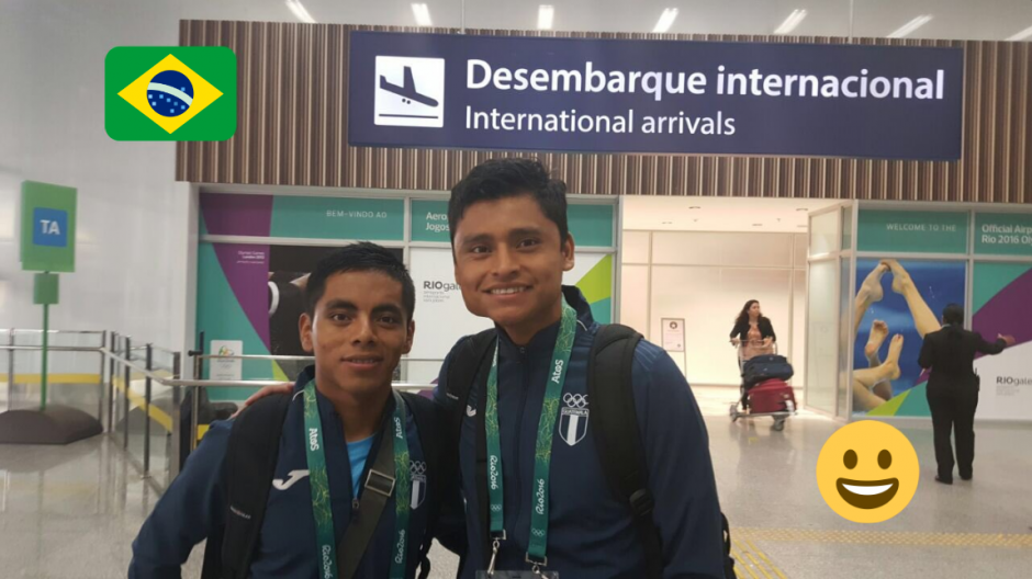 Erick y Jos&eacute; a su llegada a R&iacute;o, muy temprano en la ma&ntilde;ana. (Foto: Twitter/COG)