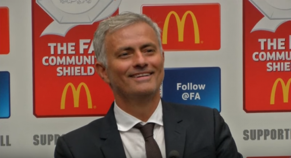 Mourinho interrumpi&oacute; su conferencia para burlarse de un periodista. (Imagen; captura de YouTube)