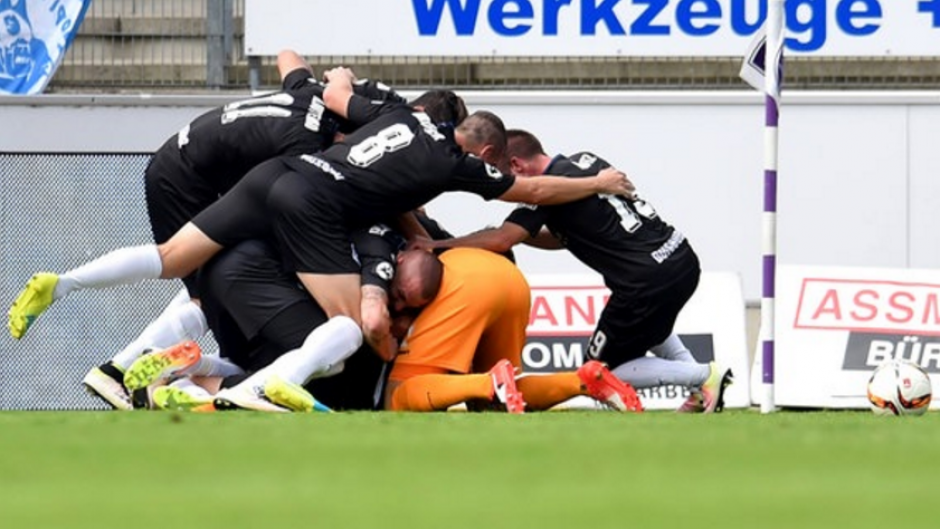Los jugadores celebran con su portero. (Foto: 101 Great Goals)