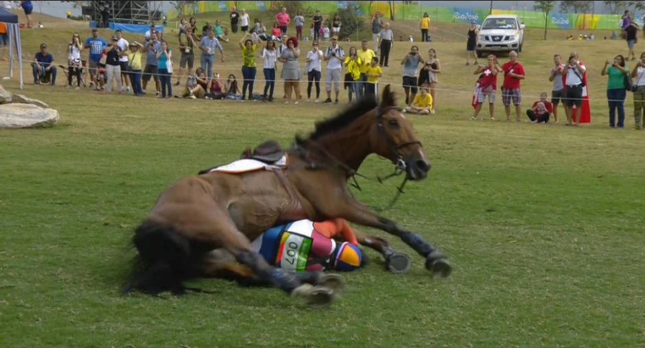 As&iacute; cay&oacute; el caballo Zindane sobre Van de Vendel. (Foto: NOS.nl)
