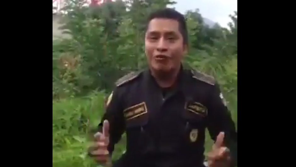 El agente de la Polic&iacute;a Nacional Civil se hizo viral. (Foto: Captura de Facebook) 