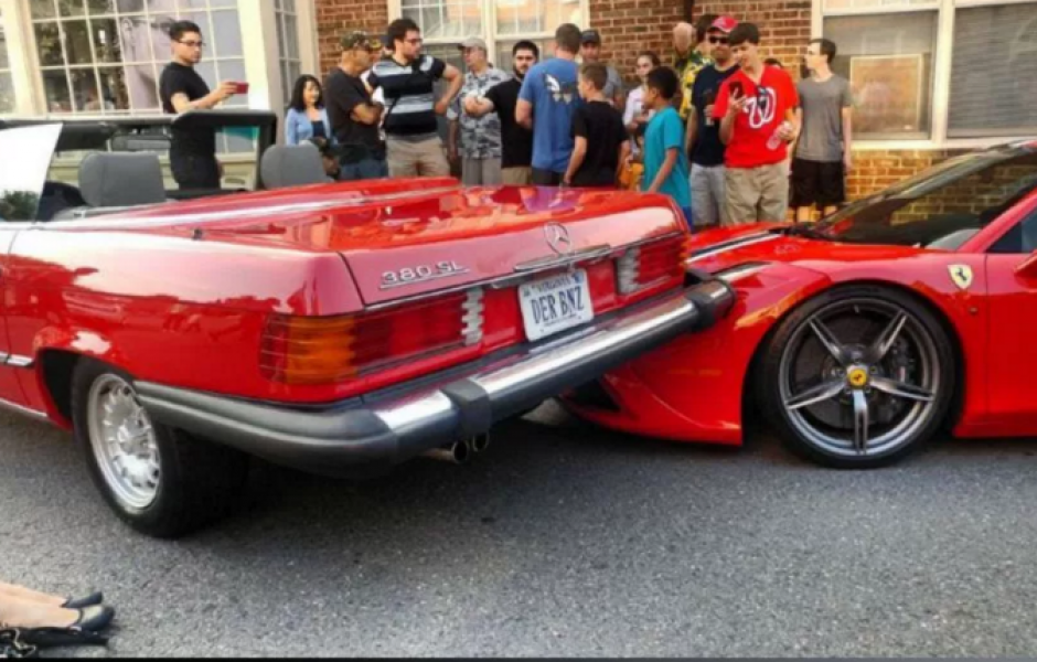 El auto qued&oacute; empotrado sobre el Ferrari. (Imagen: Captura de pantalla)