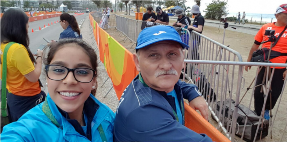 La gimnasta Ana Sof&iacute;a G&oacute;mez, junto a su entrenador Adri&aacute;n Boboc. (Foto: Twitter/@sofii_goomez)