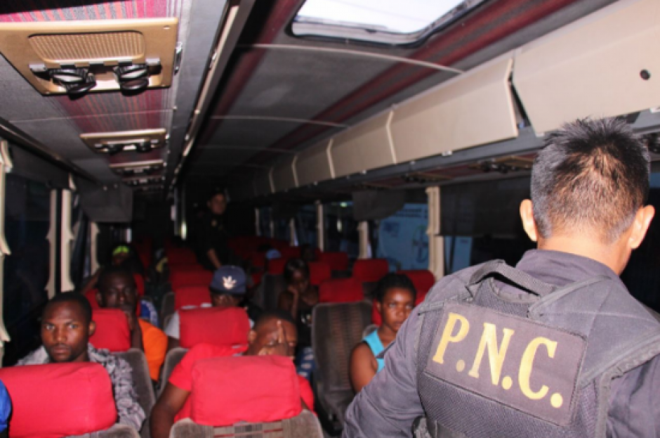 El veh&iacute;culo fue interceptado por las fuerzas de seguridad en el kil&oacute;metro 54 de la ruta al Pac&iacute;fico guatemalteco. (Foto: PNC)