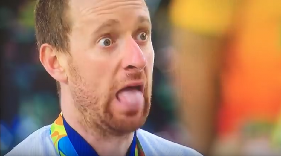 Durante el himno, Wiggins hizo esta cara. (Captura: YouTube)