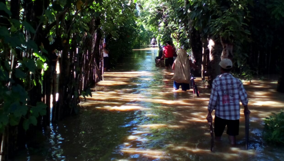 Las lluvias registradas durante las &uacute;ltimas 48 horas han provocado el desbordamiento del R&iacute;o Polochic. (Foto: Conred)