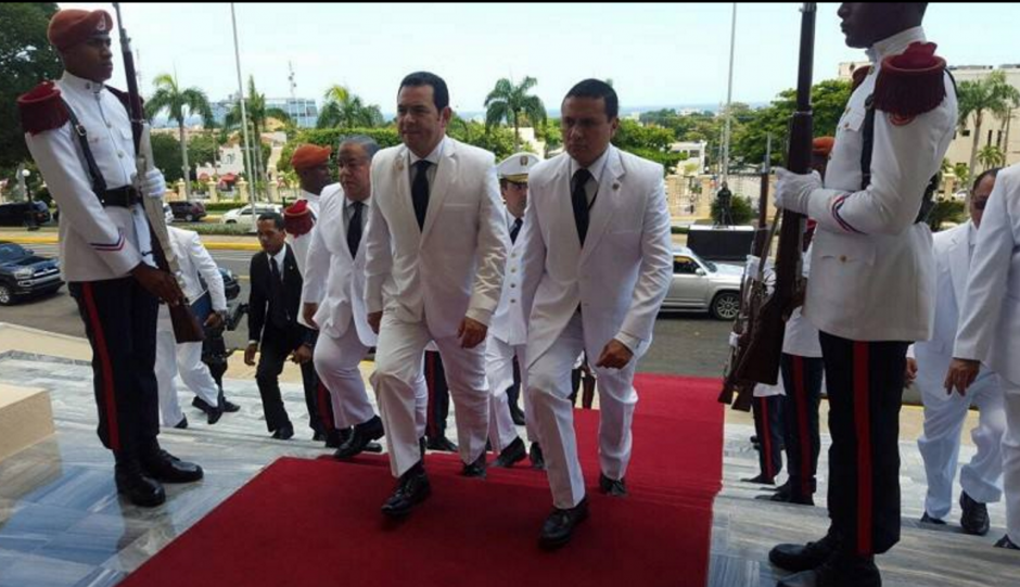 Jimmy Morales junto al canciller, Carlos Ra&uacute;l Morales, a su ingreso a la ceremonia. (Foto: AGN) 