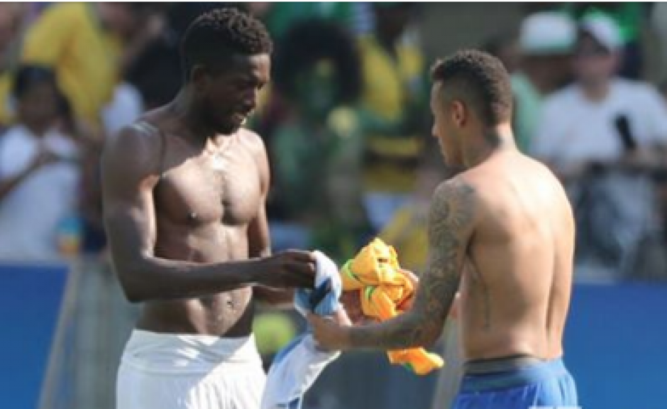 Palacios pidi&oacute; a Neymar cambio de camisetas y en Honduras lo criticaron duramente. (Foto: Diez)