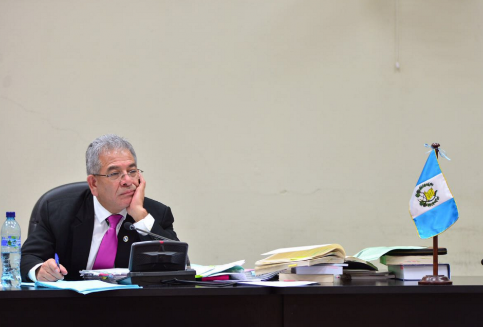 El juez G&aacute;lvez deber&aacute; decidir sobre si declina o no seguir con el caso el pr&oacute;ximo viernes. (Foto: Jes&uacute;s Alfonso/Soy502)