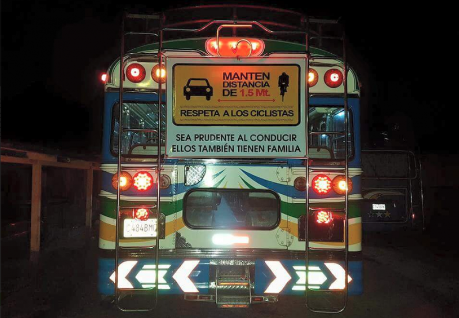 Una curiosa campa&ntilde;a colocada en varios buses quiere evitar m&aacute;s tragedias. (Foto: Facebook/Bicicletas Blancas) 